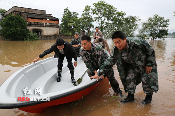 衡阳警备区司令员贺小坤(右一)在救灾一线。