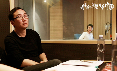 导演陆川与周迅在配音工作室