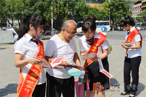 现在工作人员为市民普及金融知识