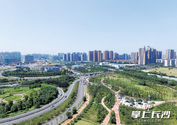 雨花区花侯平阳片区拆违复绿项目地块面积280公顷，结合拆违复绿重点打造长沙大道南北辅道、花侯新市民公园、京港澳高速沿线绿带，投入资金约4.3亿元，整个片区绿意盎然。