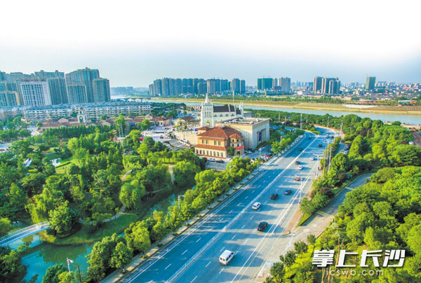 提质改造后的芙蓉区浏阳河文化旅游产业带处处皆景，“浏河十景”分布在两岸18公里长、3000亩滨水生态绿廊中，层次分明的滨水绿带犹如绿的海洋。 