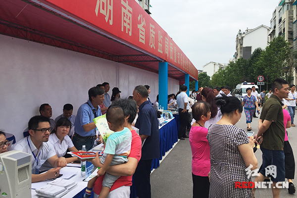 6月18日，由湖南省质监局主办的“质量五进”社区活动在长沙九峰小区启动。