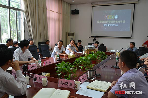 自考生家长们就该校自考办学情况畅谈自己的感受。