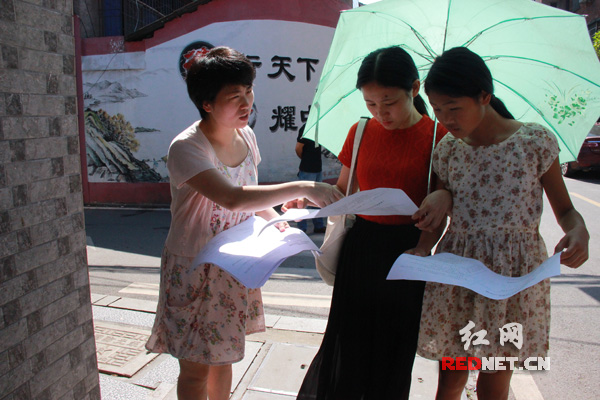 工作人员发放比赛试卷。