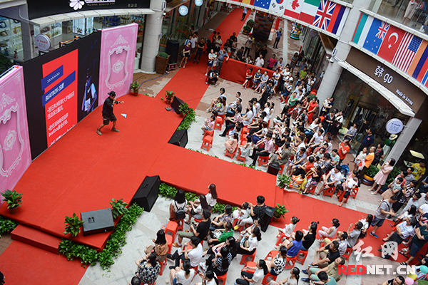 6月18日下午，“六月未央 缘定郡城”长沙市岳麓区免费相亲活动在长沙郡城跨境商品直购体验中心举行。