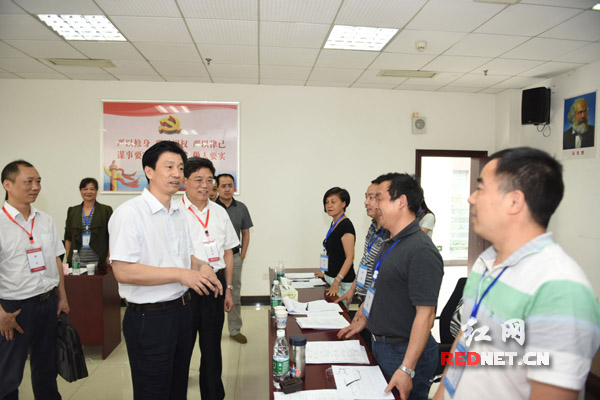 图：湖南省副省长蔡振红（左3）巡视省直考点公务员面试情况。