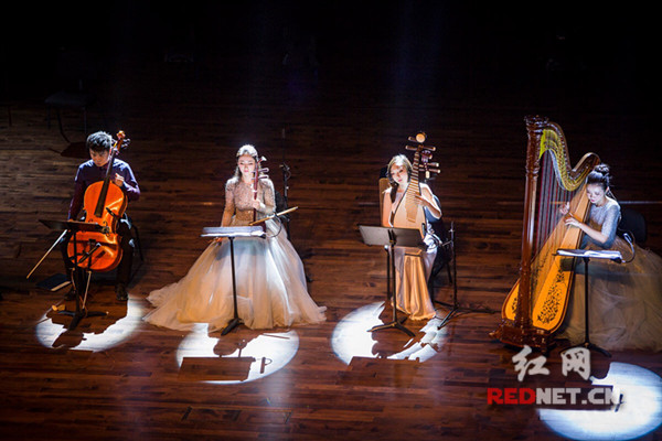 “泛音乐团”的青年演奏家们当晚献上了一场精彩有充满新意的演出
