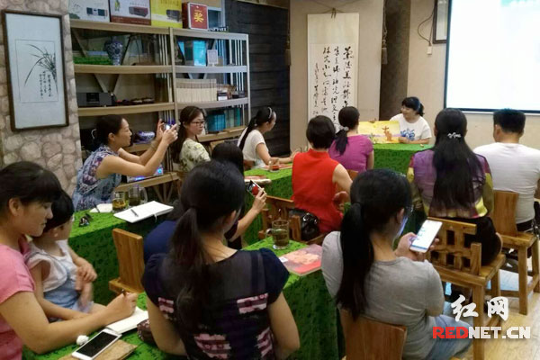 李婧芳老师分享绘本阅读心得。