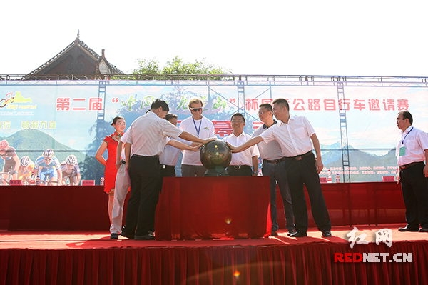 19日上午，第二届“中国·九嶷山”杯国际公路自行车邀请赛在永州市宁远县举行。