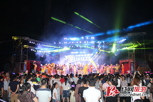 游客于夜场表演中忘我狂欢。
