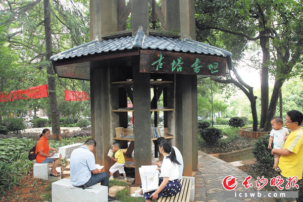 东湖廉政文化公园内，由一座老水塔改建而成的书吧掩映参天古树间，赏绿意品书香，市民们倍感惬意。