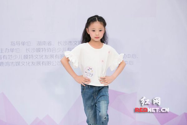 比赛现场，各位小选手使出浑身解数，展示自己最独具风采的一面，赢得现场评委与观众的一致掌声。