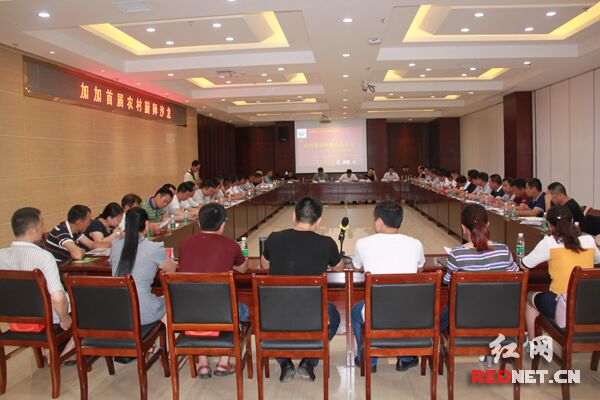 6月19日，长沙市宁乡县组织本县部分农村厨师、村协管员和乡镇食安专干，举办首届“农村厨师”食安沙龙活动。