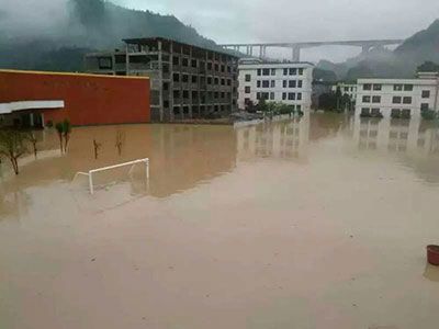 暴雨导致重庆酉阳县铜鼓中学被淹295名学生被困