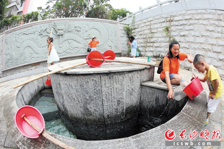 东湖街道为老龙井量身打造取水广场,出水眼处用麻石修建起取水池,池周更有石刻青龙飞跃等壁画,古朴厚重,呼应“老龙井”之名。