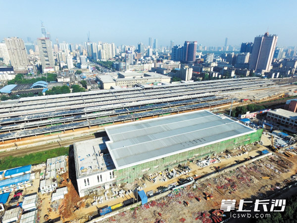 近日，长株潭城际铁路圆满完成全线铺轨任务，与此同时城铁长沙站主体建筑也已完工，开始进行内部装修。长沙晚报记者余劭劼摄