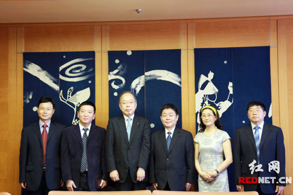 葛洪元（右三）与日本德岛县相关负责人合影。