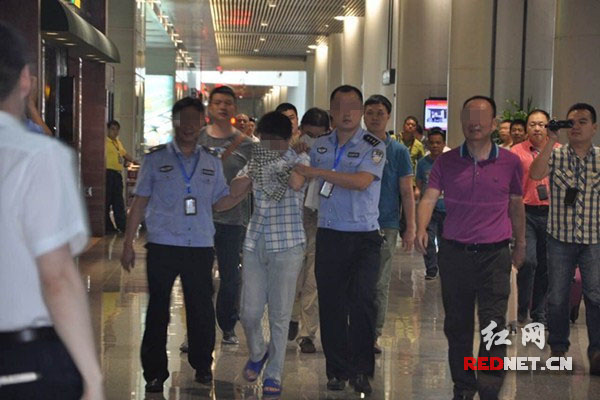 6月21日下午，湖南警方从缅甸抓回的两名经济案犯罪嫌疑人抵达长沙黄花机场