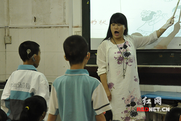 6月16日上午，时刻新闻记者来到了衡阳市特殊教育学校，见到了正在给孩子们上课的刘玲俐。）