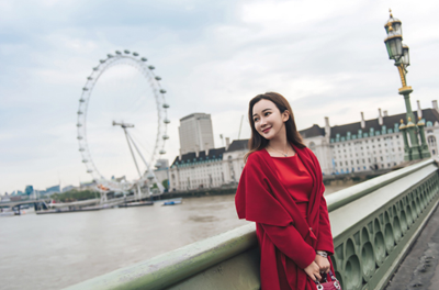 孙心娅伦敦街拍时尚大片 红衣造型美艳惊人