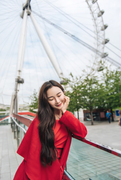孙心娅伦敦街拍时尚大片 红衣造型美艳惊人