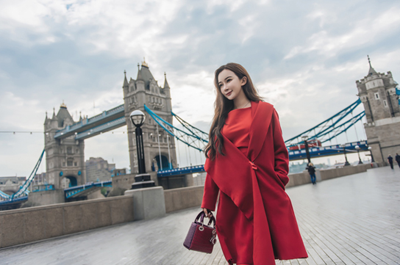 孙心娅伦敦街拍时尚大片 红衣造型美艳惊人