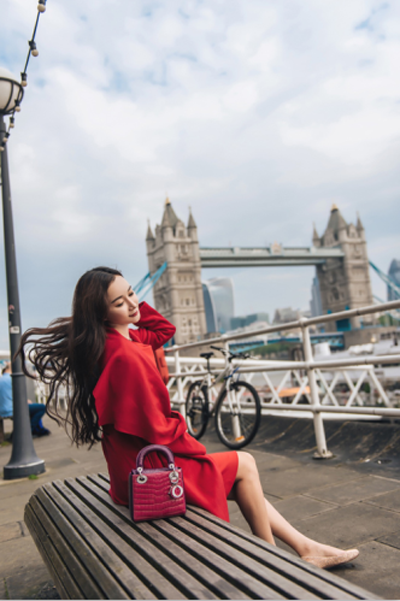 孙心娅伦敦街拍时尚大片 红衣造型美艳惊人