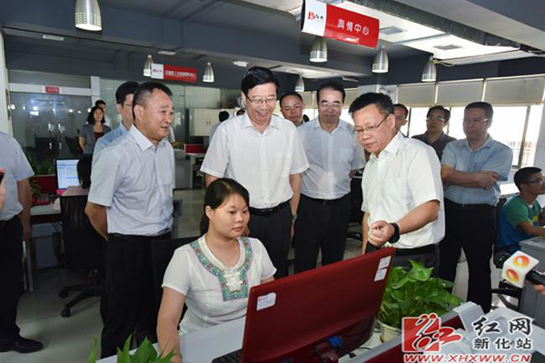 6月16日，省委书记、省人大常委会主任徐守盛来到省红网调研时，点赞了《新化杨梅来了》网络新闻专题　　