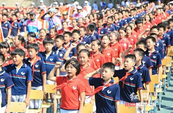 湘钢一小同学们正在参加禁毒知识进校园活动。