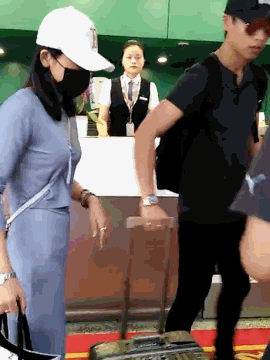  魏晨 首 秀恩爱  与相恋9年 女友 机场牵手(图) - 中