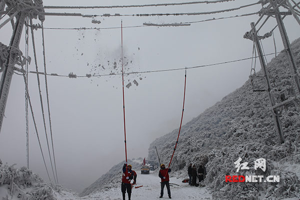 冬季，电力员工采用导线相互撞击方法进行人工除冰。资料图