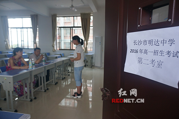 明达中学面试现场，考生们抽到了不少“刁钻”题。