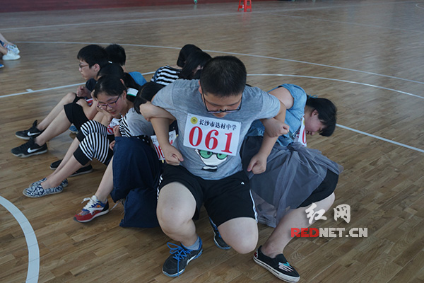 体能团队测试，学生们要在手不触地的情况下集体起立。