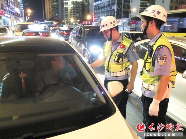 昨晚，交警在市区多个重点路段开展酒驾整治。长沙晚报记者小刘军通讯员肖强摄影报道