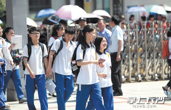 　2016年长沙市中考16日开考。在长沙市六中考点，参加中考的学生满面笑容地走进考场。　　长沙晚报记者 陈飞 摄