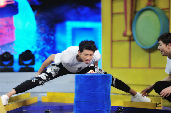 李子峰超长腿吃蛋糕游戏