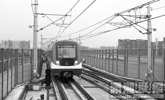 6月12日，长沙地铁1号线尚双塘站，一列列车正缓缓驶入站台。6月底1号线将正式试运营。图/记者谢长贵