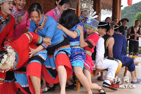 “挤油尖”是桃林村的一项庆祝节日、联络感情的文化活动，参与者分为男女两队，在木板凳上争夺“占有权”，类似板凳上的“拔河比赛”，展现的是苗族的生活场景和原生态的游戏方式。