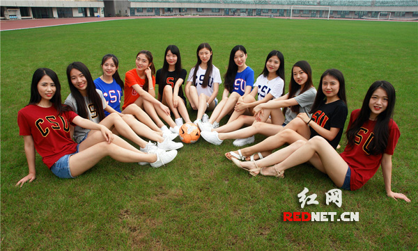 中南大学2012级的礼仪队女生在毕业季最后阶段为自己拍了“绿茵足球宝贝”的毕业照。