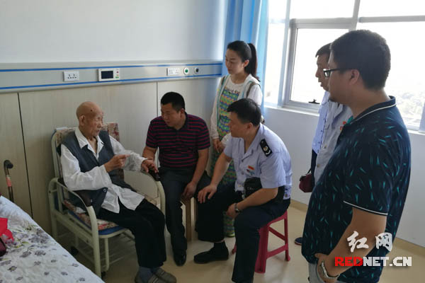 党员代表在解放军163医院看望老红军陈云忠（左一）。
