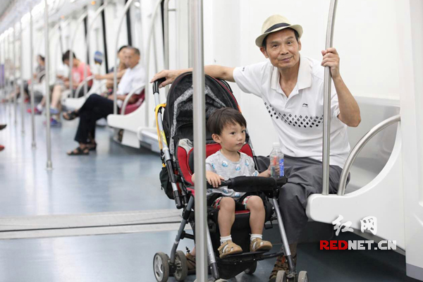 有乘客推着婴儿车来试乘。