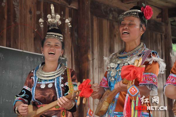 侗琵琶是不得不提的侗族乐器，岩脚侗寨的女人们正在弹唱。