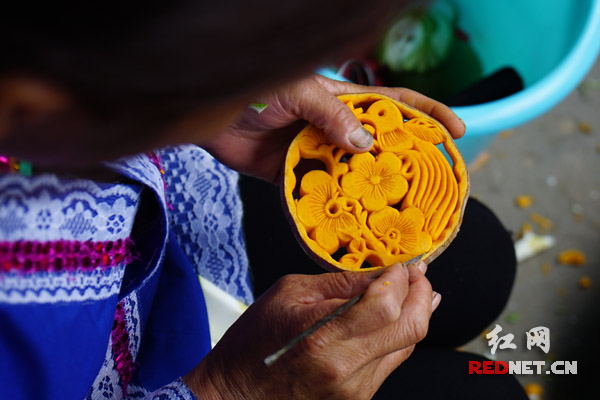 岩脚侗寨的女人正在制作雕花蜜饯。