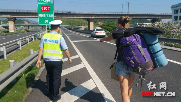 民警将吉娜带离高速公路。