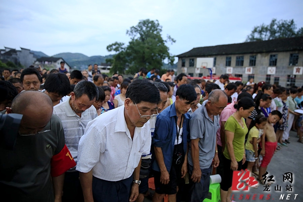 龙山县为"6.20"洪灾牺牲消防员杨德钰举行追悼会