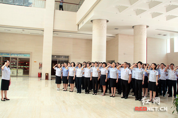 长沙市高新区地税局全体党员参观湖南省党史陈列馆，并面向伟人雕像庄严宣誓 。