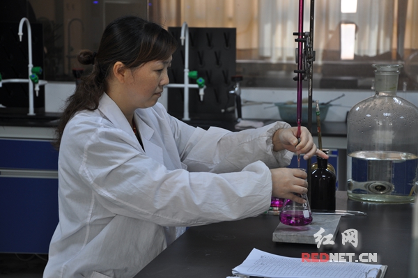 检测中心工作人员在做高锰酸盐指数分析。