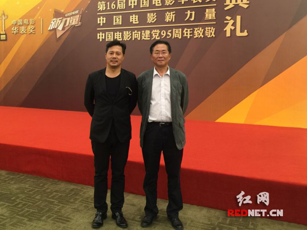 电影《难忘的岁月》出品人周丕学（左）与毛泽东扮演者佟瑞欣合影。