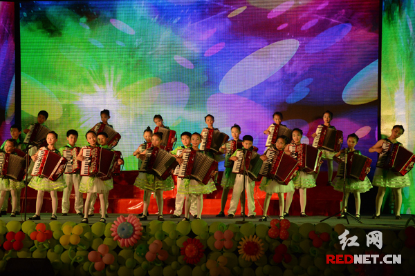 由浏阳市教育局等单位主办的首届疯狂器乐节在浏阳市社港镇双狮坪中学举行。