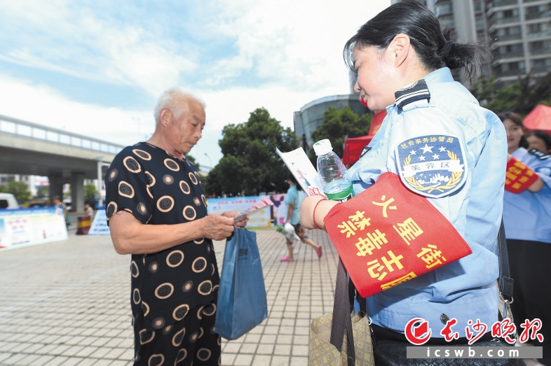 　　昨日上午，陶家山社区好润佳超市广场来了一批特殊的“发单员”，街道、社区工作人员和禁毒工作志愿者手里发的不是传单而是禁毒知识。当天，火星街道综治办联合司法所、陶家山社区等单位开展进社区、进家庭、进企业、进学校、进场所“‘五进’”禁毒宣传活动。    　　长沙晚报记者 黄启晴 摄